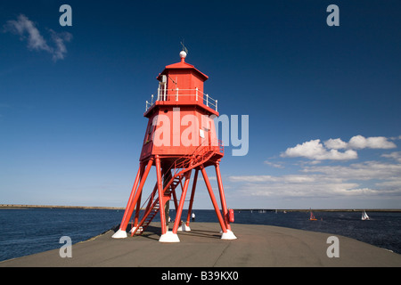Le phare de l'épi à South Shields, en Angleterre. Le phare rouge est situé à proximité de l'embouchure de la rivière Tyne. Banque D'Images