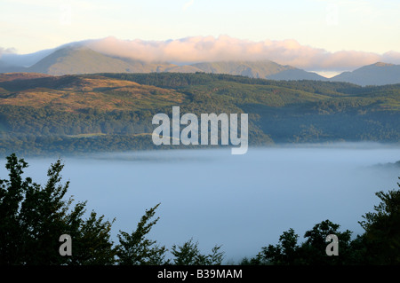 Tôt le matin, le brouillard dans la vallée avec le cloud Rusland levé de fells, Coniston Coniston le vieil homme et Dow crag Banque D'Images