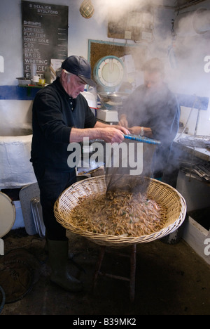 Famille Sellick Stolford, Bridgewater Bay, Somerset, dernier pêcheur de Mudhorse lavant la cuisson des prises dans un magasin de poissons. Angleterre Royaume-Uni. Années 2000 2009 HOMER SYKES Banque D'Images