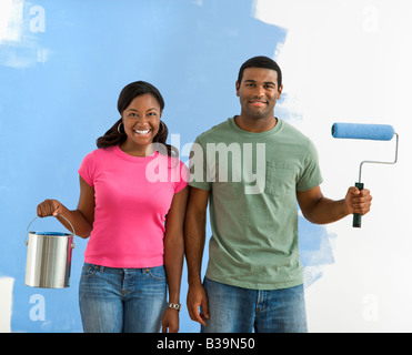 African American couple à côté de la moitié mur peint avec de la peinture de style gothique américain fournitures Banque D'Images