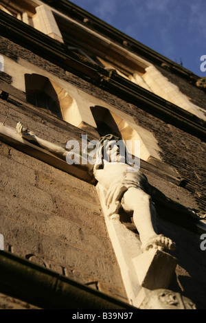 Ville de Derby, en Angleterre. L'architecture religieuse statue du Christ sur la croix sur le mur de l'ancienne église St Michaels. Banque D'Images