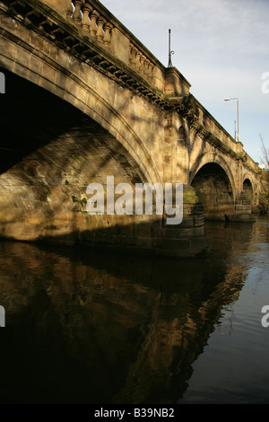 Ville de Derby, en Angleterre. La fin du 18e siècle Thomas Harrison conçu Duke Street Bridge sur la rivière Derwent. Banque D'Images