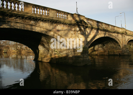 Ville de Derby, en Angleterre. La fin du 18e siècle Thomas Harrison conçu Duke Street Bridge sur la rivière Derwent. Banque D'Images