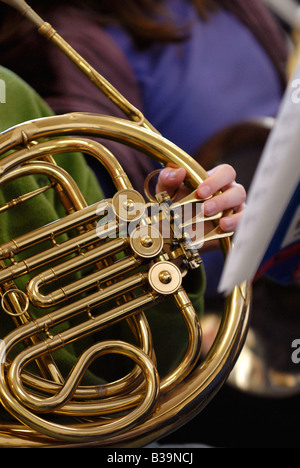 Close-up de musicien jouant un cor français Banque D'Images