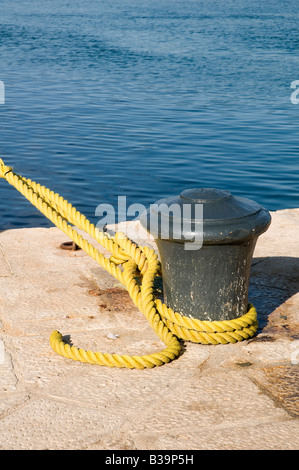 un bollard avec corde sur le quai Banque D'Images