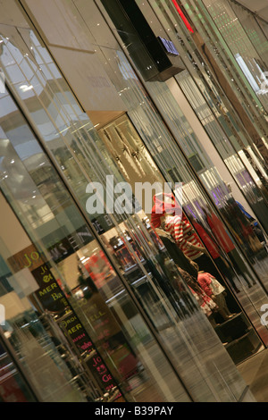 Ville de Derby, en Angleterre. Vue oblique de magasins et magasins dans le centre commercial Westfield Derby de commerces et de loisirs. Banque D'Images