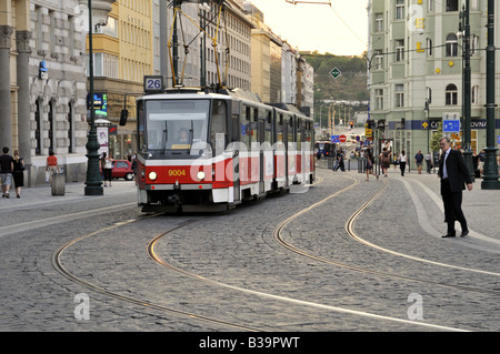 Numéro 26 tramway sur route entre Revolucni Vltava Prague et de la place de la République Banque D'Images