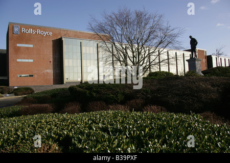 Ville de Derby, en Angleterre. Rolls Royce Moor Lane site avec de bois sculpté de la Derwent, Sir Henry Royce statue en premier plan. Banque D'Images