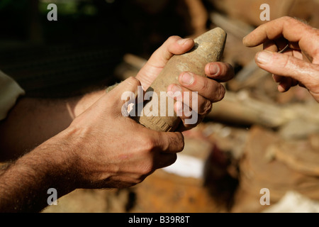 Nong Het district, province de Xieng Khouang, au Laos. Un live sur un shell sécurisé ferrailleur's tas de munitions de rouille. Banque D'Images