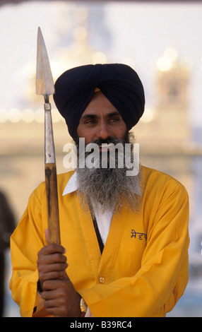 Les aînés sikh faire une marche prêt pour un dignitaire étranger au Golden Temple en Armritsar, Inde Banque D'Images