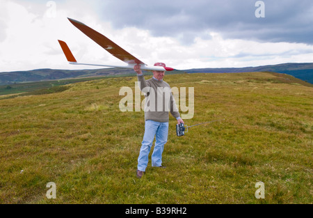 Les planeurs radio-commandés de vol homme Llangynidir sur mountain dans le parc national de Brecon Beacons Powys Pays de Galles UK Banque D'Images