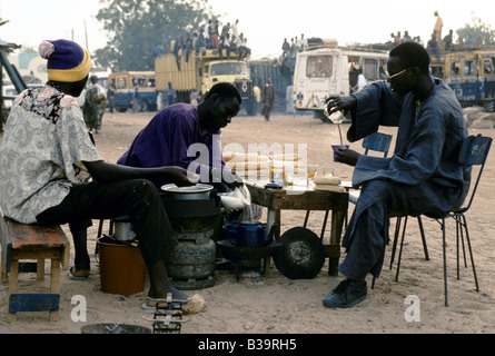 'TOUBA, l'AFRIQUE A PEU DE LA MECQUE, EN PRENANT COMME CAFÉ DANS L'ARRIÈRE-PLAN LES PERSONNES À SE PRÉPARER À QUITTER TOUBA, 1996 Banque D'Images