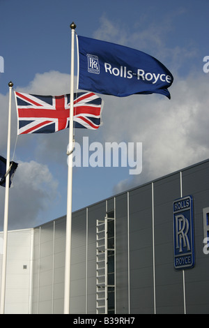 Ville de Derby, en Angleterre. Union Jack et le drapeau à la Rolls-Royce Rolls Royce Aero installation de réparation et de révision au Derby's Sinfin. Banque D'Images