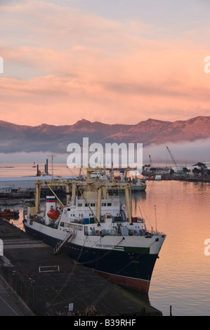 Un chalutier russe se trouve à quai dans la lumière du matin à Lyttelton, Nouvelle-Zélande Banque D'Images