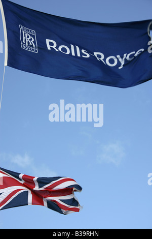 Ville de Derby, en Angleterre. Union Jack et le drapeau à la Rolls-Royce Rolls Royce Aero installation de réparation et de révision au Derby's Sinfin. Banque D'Images