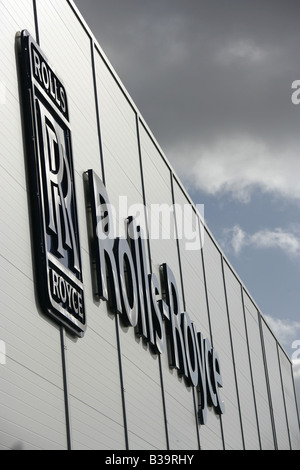 Ville de Derby, en Angleterre. Marque Rolls-Royce sur le côté de la Rolls Royce Aero à l'installation de réparation et de révision Sinfin. Banque D'Images