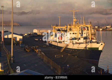 Un chalutier russe se trouve à quai dans la lumière du matin à Lyttelton, Nouvelle-Zélande Banque D'Images