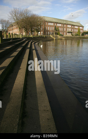 Ville de Derby, en Angleterre. Riverside Gardens, promenade sur les rives de la rivière Derwent House avec le Conseil dans l'arrière-plan. Banque D'Images