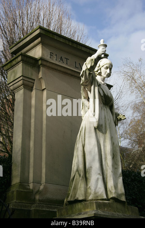 Ville de Derby, en Angleterre. L'Répertorié, catégorie II statue par le sculpteur Florence Nightingale née comtesse von Gleichen. Banque D'Images