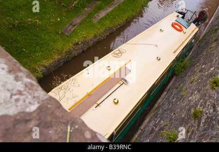 Canalboat entrant dans le tunnel d'Ashford sur le Canal de Monmouthshire et Brecon Powys Pays de Galles Royaume-uni près de Crickhowell Banque D'Images