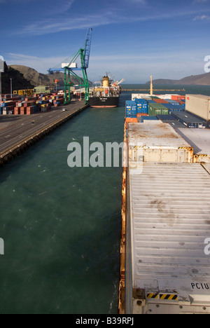 Un porte-conteneurs s'approche du quai en vu de son pont à Lyttelton, Nouvelle-Zélande Banque D'Images