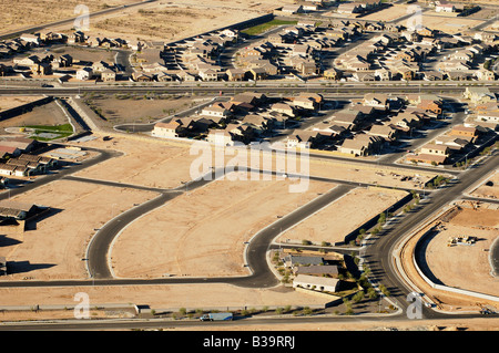 Vue aérienne d'un nouvel ensemble résidentiel en bordure du désert à Casa Grande en Arizona Banque D'Images