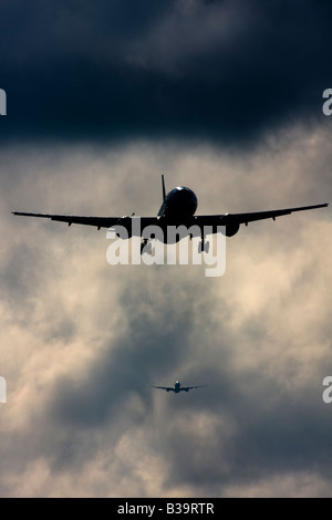 Les avions de la queue pour atterrir à l'aéroport Heathrow de Londres, UK Banque D'Images