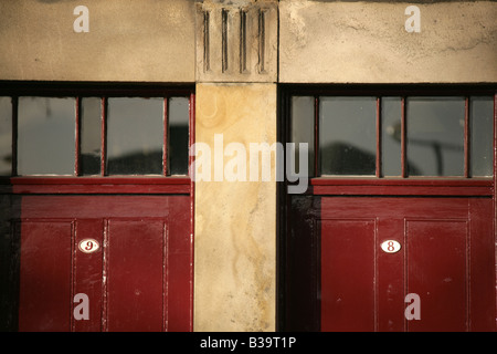 Ville de Derby, en Angleterre. Vue rapprochée de l'entrée principale des portes sur le Francis Thompson, Répertorié, catégorie II, les Cottages. Banque D'Images