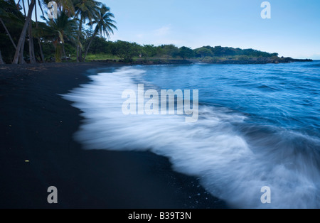 Vagues se brisant sur Punalu'u Beach Big Island Hawaii USA Banque D'Images