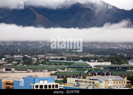 Vue sur les toits de cairns avec bande de brouillard tôt le matin,l'Australie Banque D'Images