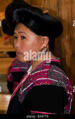 Portrait d'une belle femme yao pris dans les montagnes de la province de Guangxi. Banque D'Images