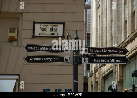 Panneaux pour le long touristique piétonne Vaci utca, dans le quartier Belvaros Budapest Hongrie Europe Banque D'Images