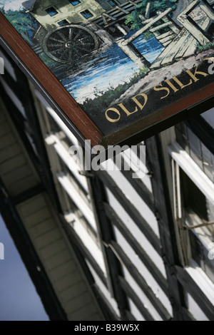 Ville de Derby, en Angleterre. Enseigne de pub au-dessus de l'entrée principale de l'ancien Silk Mill Inn situé en pleine rue. Banque D'Images