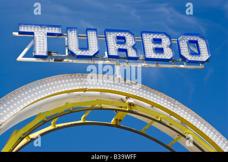 Panneau Turbo Roller Coaster sur Brighton Pier Banque D'Images