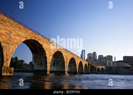 JAMES J. HILL STONE ARCH BRIDGE SUR LA RIVIÈRE MISSISSIPPI. MINNEAPOLIS, Minnesota, en arrière-plan. L'été. Banque D'Images