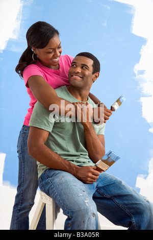 Portrait of African American couple mâle et femelle à côté de la moitié du mur peint Banque D'Images