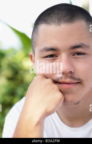 Pacific Islander man resting chin on hand Banque D'Images