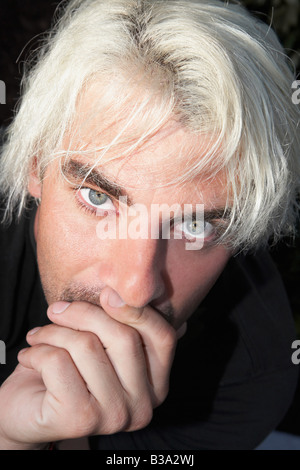 Hispanic man resting chin in hand Banque D'Images