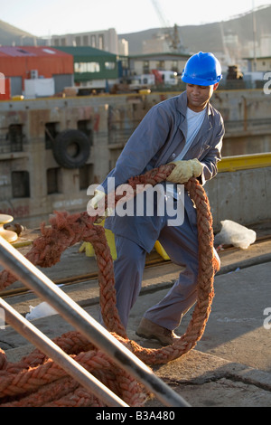 African American travailleur manuel en tirant sur la corde Banque D'Images