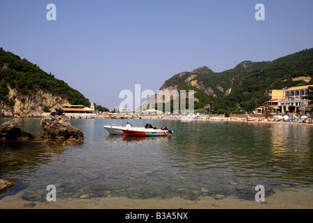 Argaki SPYRIDHON BEACH ET BAIE À PALEOKASTRITSA SUR L'île Ionienne grecque de Corfou. Banque D'Images
