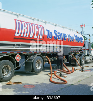 Un tuyau relié à l'élimination de vapeur d'un camion-citerne et à une station d'essence pionnière dans l'Ontario, Canada Banque D'Images