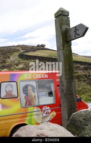 Close up of ice cream van et sentier du signe en bas roach fin dans le peak district Banque D'Images