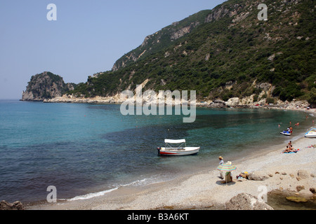 La pittoresque plage d'ERMONES À SUR L'île Ionienne grecque de Corfou. Banque D'Images