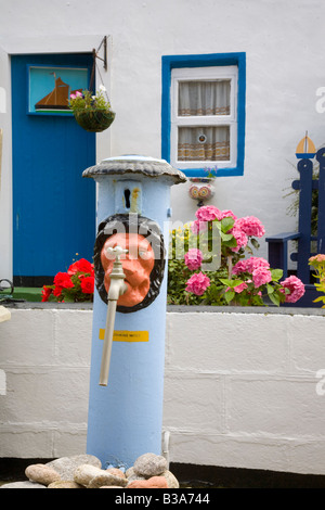 Borne d'eau antique en fonte bleu vintage, avec face & Tap dans la ville balnéaire de Footdee (Fittie) à Aberdeen, Aberdeenshire, Écosse, Banque D'Images