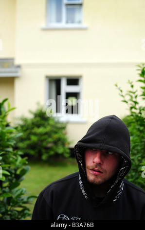 La zone autour de couvre-feu volontaire Redruth Fermer Hill en Cornouailles Redruth. Un jeune homme debout dans la rue à Redruth, Cornwall Banque D'Images