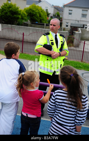 La zone autour de couvre-feu volontaire Redruth Fermer Hill de Truro Cornwall un policier se tient à parler à des enfants Banque D'Images