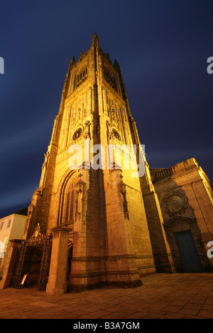 Ville de Derby, en Angleterre. Vue de nuit de la tour gothique perpendiculaire du Derby de la cathédrale All Saints' situé en grille de fer. Banque D'Images