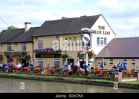 Le Lias bleu pub par Grand Union Canal long Itchington Warwickshire Angleterre UK Banque D'Images