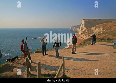 Les promeneurs sur le sentier côtier du sud-ouest près de Durdle Door, Dorset, England, UK Banque D'Images