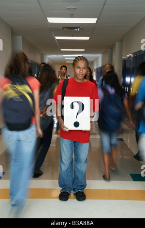 African American Student holding adolescents signe d'interrogation Banque D'Images